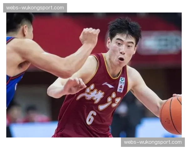 程帅澎与于德豪发生口角,裁判及时介入避免冲突升级 程帅澎与于德豪发生口角,裁判及时介入避免冲突升级